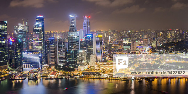 Innenstadt  Finanzviertel bei Nacht  Singapur
