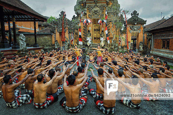 Aufführung des balinesischen Kecak-Tanzes  Ubud  Bali  Indonesien