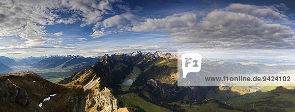 Alpstein mit Sämtisersee und Säntis im Appenzellerland links das Rheintal Schweiz Europa