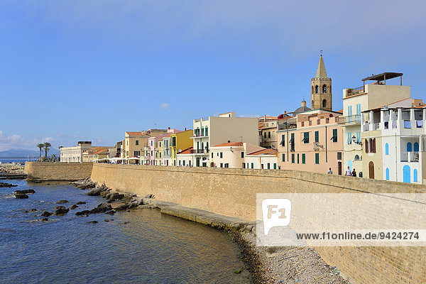 Häuserzeile an der alten Stadmauer am Meer  Alghero  Provinz Sassari  Sardinien  Italien