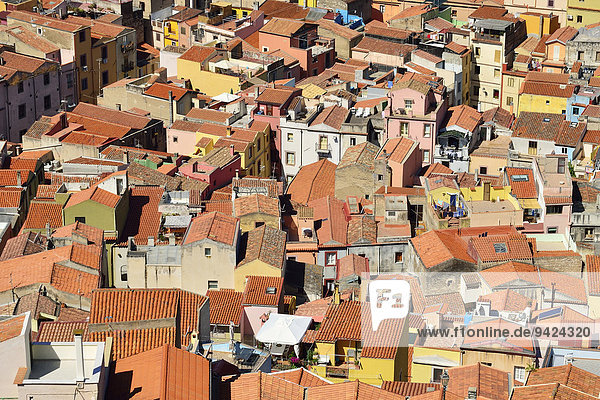 Überblick über die Ziegeldächer der Altstadt  Bosa  Provinz Oristano  Sardinien  Italien