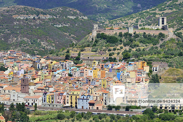 Die Burgruine Malaspina thront über der Altstadt  Bosa  Provinz Oristano  Sardinien  Italien