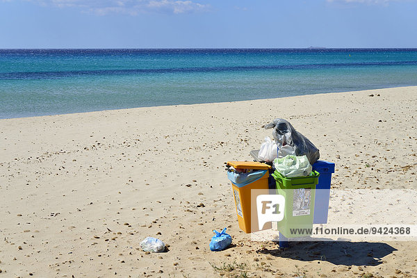 Überfüllte Mülleimer am Strand  Costa Rei  Provinz Cagliari  Sardinien  Italien