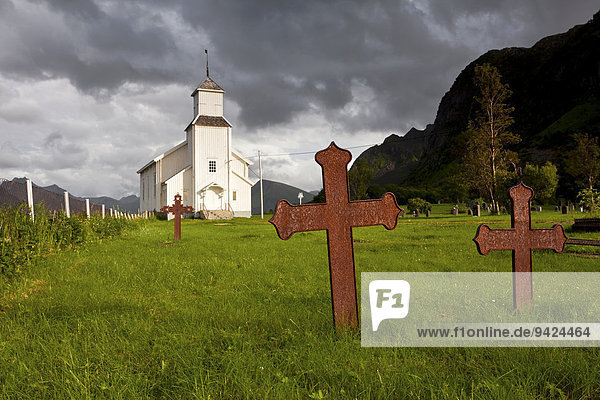 Kirche und Friedhof von Gomsoy auf der Inselgruppe der Lofoten  Norwegen  Skandinavien  Europa  ÖffentlicherGrund