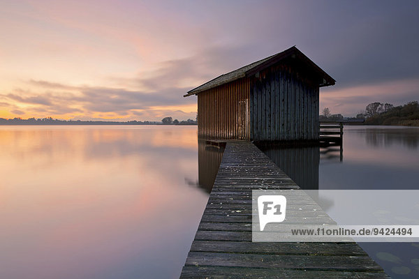 Fischerhütte am Chiemsee im ersten Morgenlicht  Bayern  Deutschland  Europa  ÖffentlicherGrund