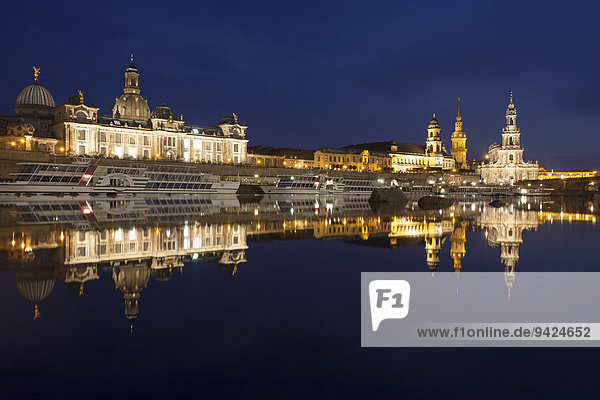 Spiegelung der Altstadt von Dresden in der Elbe bei Nacht  Sachsen  Deutschland  Europa