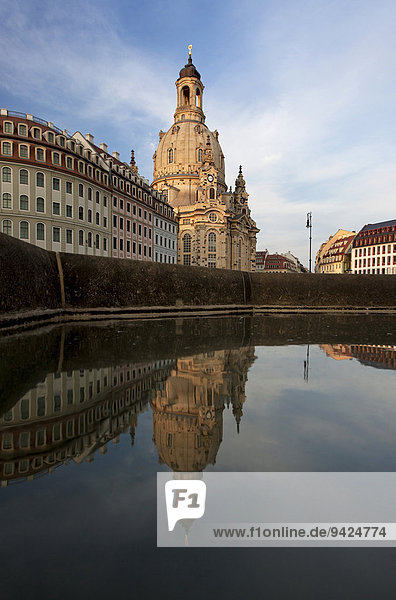 Abendstimmung in der Innenstadt von Dresden mit der Frauenkirche und Spiegelung  Sachsen  Deutschland  Europa  ÖffentlicherGrund