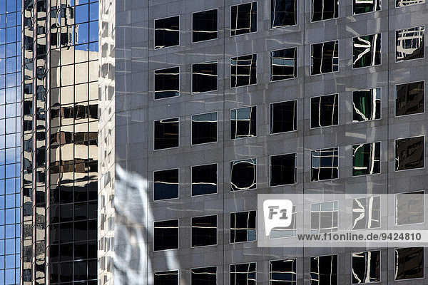Hochhaus  Glasfassade mit Spiegelungen  Calgary  Kanada