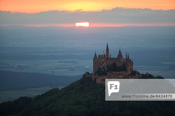 Abendstimmung mit Sonnenuntergang bei der Burg Hohenzollern  Schwäbische Alb  Baden-Württemberg  Deutschland  Europa  ÖffentlicherGrund