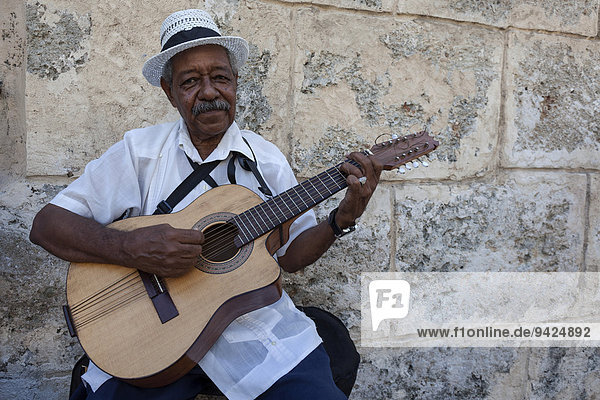 Kubanischer Straßenmusiker mit Gitarre in der Altstadt von Havanna  Kuba
