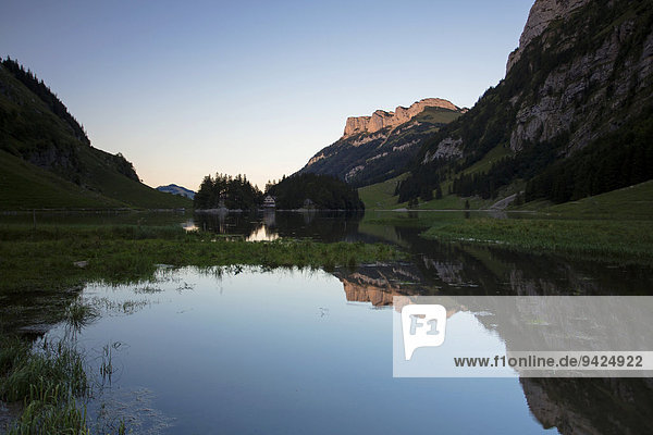 Abendstimmung am Seealpsee im Alpstein  Appenzell  Schweiz  Europa