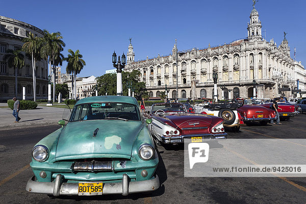 Oldtimer,  40er und 50er Jahre,  auf dem Prado vor dem Capitol,  Havanna,  Kuba