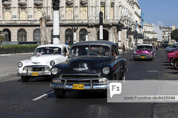 Oldtimer auf dem Prado  Havanna  Kuba
