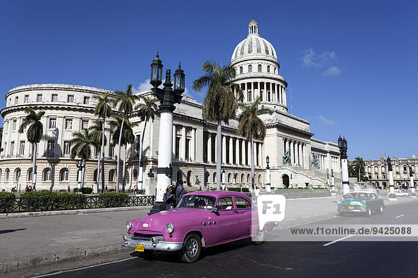 Oldtimer auf dem Prado vor dem Capitol,  Havanna,  Kuba