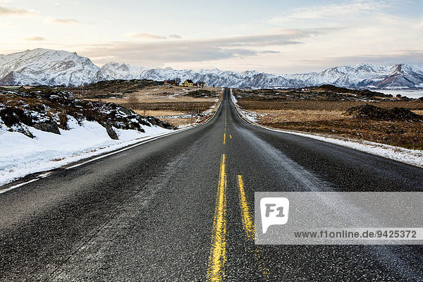 Winterstimmung an der Fernstraße E10, Lofoten, Norwegen
