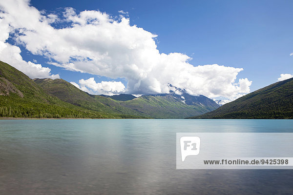Der See Eklutna Lake in den Chugach Mountains  Alaska  USA