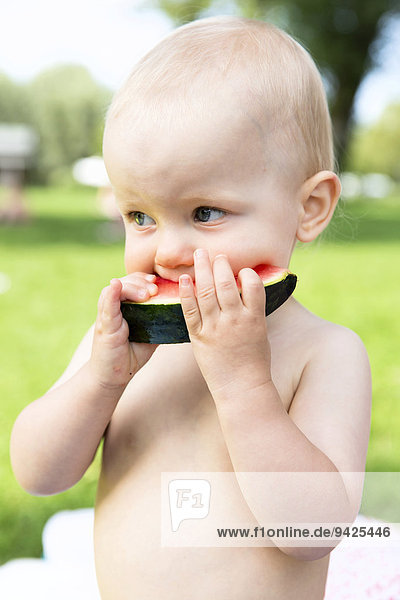 Baby  12-14 Monate  isst Wassermelone