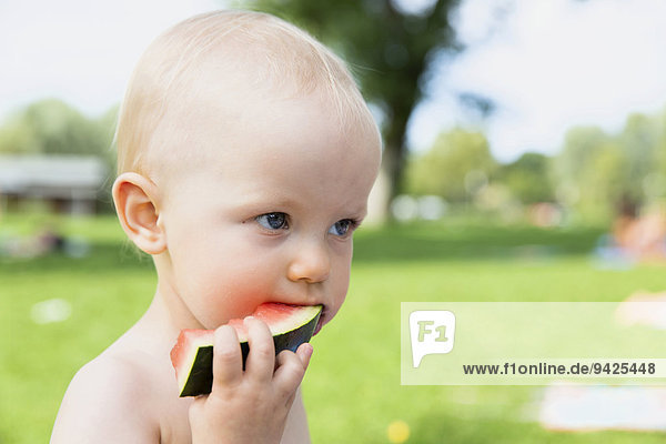 Baby  12-14 Monate  isst Wassermelone