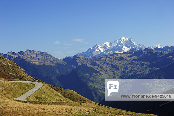 Die Passstraße auf den Col de la Madeleine  dahinter der schneebedeckte Gipfel des Mont Blanc Massivs  Alpen  Frankreich