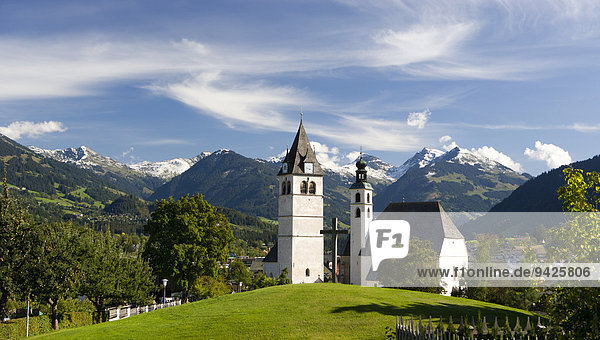 Ortsansicht vor Kitzbüheler Alpen  Stadtpfarrkirche Kitzbühel und Liebfrauenkirche  Kitzbühel  Tirol  Österreich