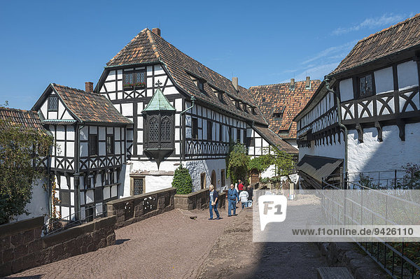 Erster Burghof der Wartburg  Fachwerkhaus mit Lutherstube  UNESCO Weltkulturerbe  Eisenach  Thüringen  Deutschland