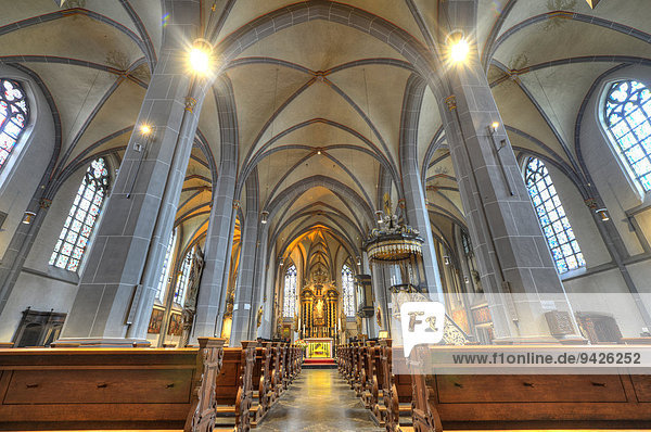 Barocker Hochaltar und Kanzel mit Apollinarisschrein  Basilika St. Lambertus  Düsseldorf  Rheinland  Nordrhein-Westfalen  Deutschland