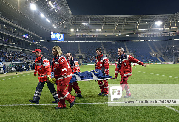 Verletzter Fußballspieler wird von Betreuern Rotes Kreuz auf Trage vom Spielfeld getragen  Wirsol Rhein-Neckar-Arena  Sinsheim  Baden-Württemberg  Deutschland
