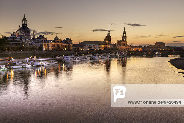 Blick über die Elbe auf die historische Altstadt bei Nacht  Dresden  Sachsen  Deutschland