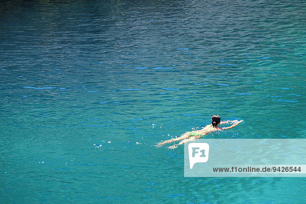 Frau schwimmt im türkisen Mittelmeer Calanque de Sugiton Provence-Alpes-Côte d'Azur Frankreich