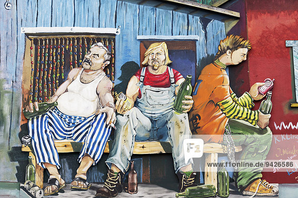 Drei arbeitlose Männer auf einer Bank  trinken Alkohol  Hartz IV  Karikatur  Wandbild  Streetart  Düsseldorf  Nordrhein-Westfalen  Deutschland