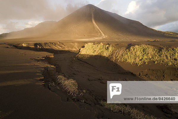 Ausgetrockneter Flusslauf vor Sandebene Ash Plain Mount Yasur Vulkan Insel Tanna Vanuatu