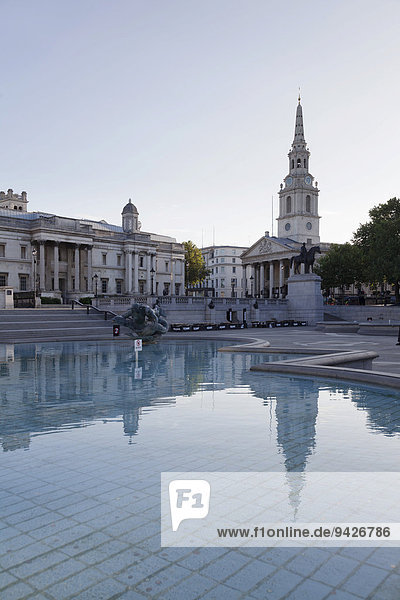 Brunnen  Reiterstandbild Georg IV  National Gallery und Kirche St Martin-in-the-Fields  Trafalgar Square  London  England  Großbritannien