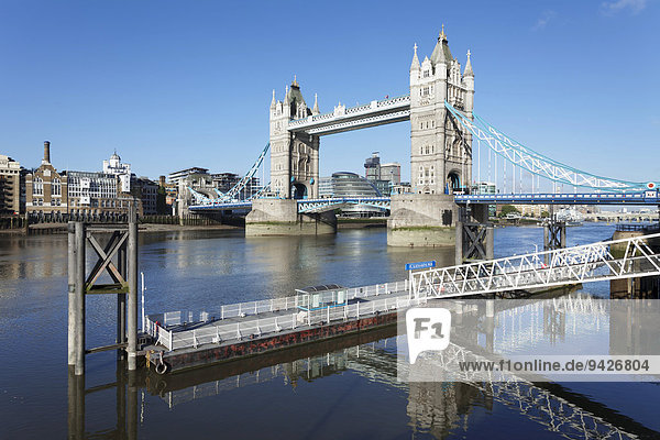 Blick vom St. Katherine Pier über Tower Bridge zur City Hall  London  England  Großbritannien