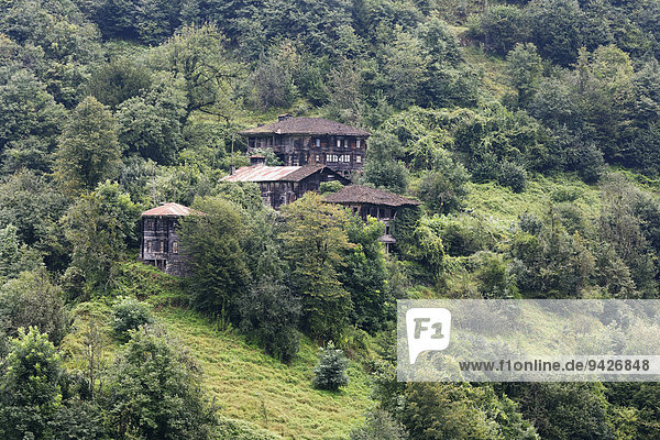 Typische Holzhäuser  F?rt?na-Tal  Provinz Rize  Pontisches Gebirge  Schwarzmeerregion  Türkei