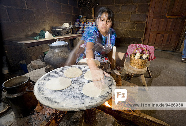 Frau beim Tortillabacken  Zinacantán  Chiapas  Mexiko