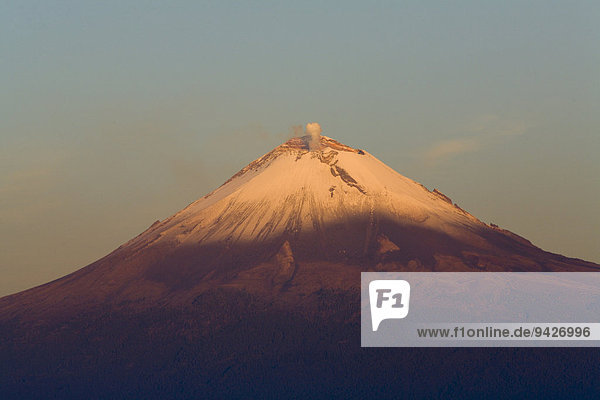 Der Vulkan Popocatépetl im ersten Morgenlicht  Puebla  Mexiko