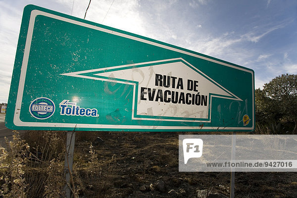 Evakuationsschild in einem Dorf nahe des Vulkans Popocatépetl  Puebla  Mexiko