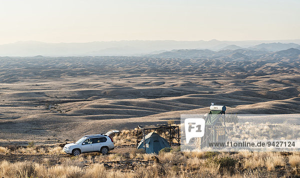 Geländewagen neben Zelt und kleiner Hütte  Valle de la luna  Namib Naukluft  Namibia