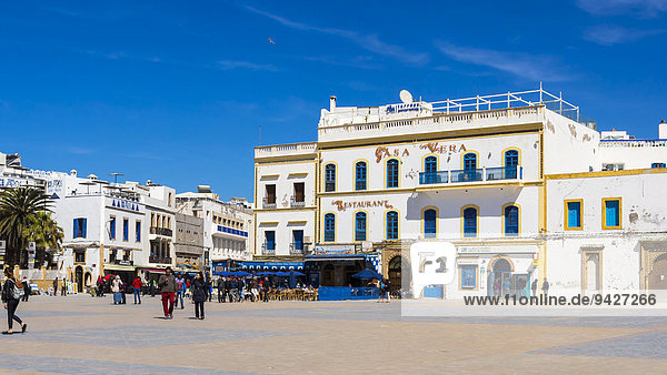 Straßencafé Casa Vera auf dem Moulay Hassan-Platz  Altstadt von Essaouira  Unesco-Weltkulturerbe  Marokko  Nordafrika