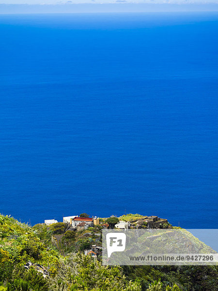 Steilküste mit Häusern auf der Klippe bei Garafia  Costa del Tablado  La Palma  Kanarische Inseln  Spanien