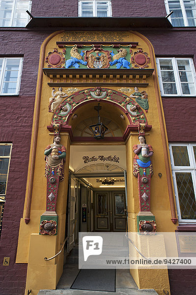 Farbiges Renaissace-Eingangsportal der Raths-Apotheke  Lüneburg  Niedersachsen  Deutschland