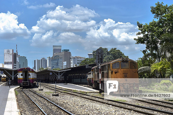 Zug fährt aus dem Bahnhof  Hauptbahnhof  Hua Lamphong  Bangkok  Thailand