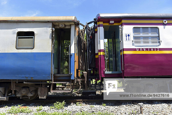 Zwei zusammengekoppelte Züge  Bangkok  Thailand