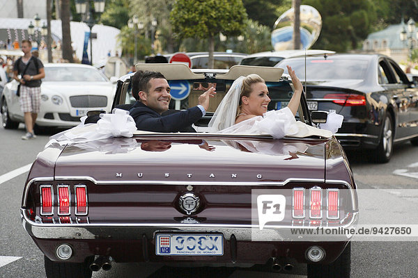 Braut und Bräutigam fahren in offenem Ford Mustang durch die Stadt  Monaco