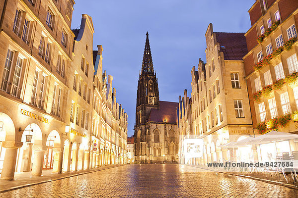 Giebelhäuser am Prinzipalmarkt und die Lambertikirche bei Nacht  Münster  Nordrhein-Westfalen  Deutschland