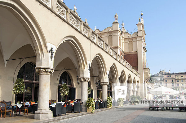 Sukiennice  Renaissance-Tuchhallen  auf dem Rynek Glowny oder Hauptmarkt  Krakau  Polen