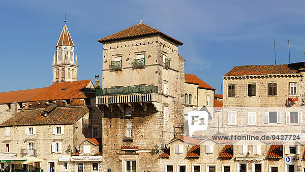 Hafen mit mittelalterlichen Gebäuden  Trogir  Kroatien