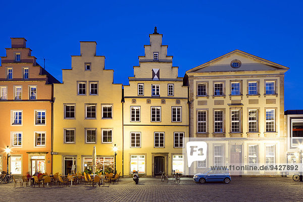 Giebelhäuser am Markt und Erich-Maria-Remarque-Friedenszentrum  Altstadt  Osnabrück  Niedersachsen  Deutschland