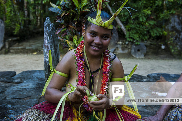 Traditionell gekleidete Inselbewohnerin fertigt traditionelles Kunstwerk  Insel Yap  Westkarolinen  Mikronesien