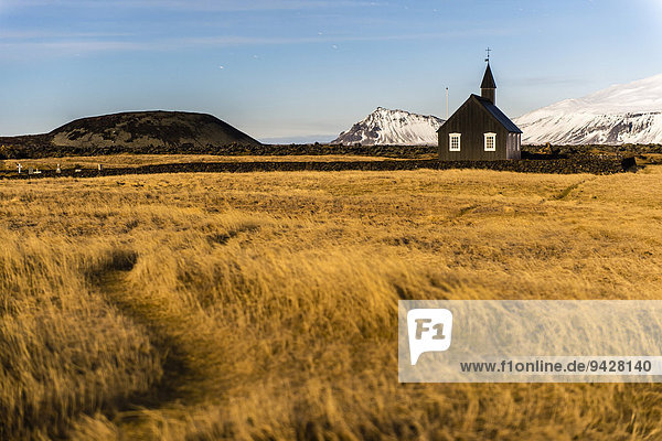 Kleine Kirche in Isländischer Landschaft bei Mondlicht  Halbinsel Snæfellsnes  Island